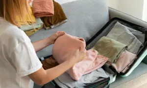 Jak złożyć t shirt do walizki, aby uniknąć zagnieceń i zaoszczędzić miejsce