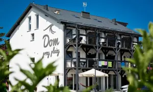 Nowoczesny dom przy plaży w Dąbkach z tarasami i widokiem na morze. Idealne miejsce na wakacje.