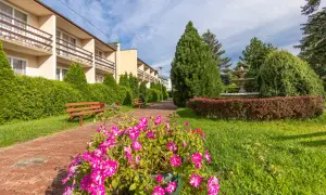 Ośrodek wczasowy Słowianka zaprasza do wypoczynku. Piękny ogród z fontanną, kwitnące kwiaty i zielone krzewy tworzą relaksującą atmosferę.