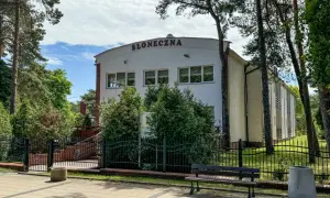 Dom wypoczynkowy Słoneczna w Ustroniach, otoczony zielenią i drzewami, zaprasza na relaks.