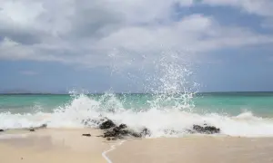 Fala rozbijająca się o skały na plaży, idealne miejsce na wypoczynek w ośrodku wczasowym Barbara.