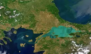 Widok satelitarny pokazuje, gdzie leży Morze Marmara, łączące Morze Egejskie z Morzem Czarnym.