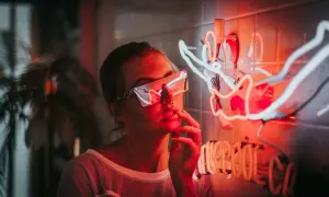Dziewczyna w neonowych okularach przy świetlnej instalacji. Idealne miejsce, gdzie można potańczyć w Kołobrzegu, czeka na Ciebie!