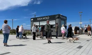 Kasa Molo w Kołobrzegu. Ludzie stoją w kolejce, by dowiedzieć się, czy molo w Kołobrzegu jest płatne.