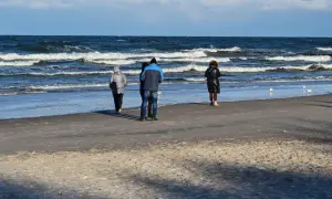 Trzy osoby spacerują brzegiem Bałtyku, zastanawiając się, ile krajów znajduje się w obrębie morza bałtyckiego.