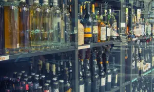 Butelki z alkoholem w witrynie sklepowej. Zastanawiasz się, ile alkoholu można przewieźć samolotem do Norwegii?