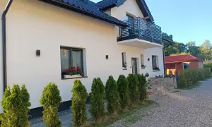 Nowoczesne domki letniskowe Mielno z balkonem i zadbanym ogrodem. Idealne miejsce na wypoczynek nad morzem.