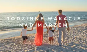 Rodzina spaceruje po plaży w Sarbinowie nad morzem. Słońce zachodzi, tworząc złote światło na piasku i wodzie.
