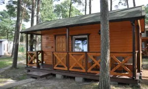 Urocze domki pod sosnami w Łebie, z numerem 27, zapraszają na wypoczynek.