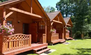 Urocze pobierowo domki nad morzem, otoczone zielenią, zapraszają na wypoczynek.