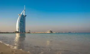 Widok na Zatokę Perską i hotel Burdż al-Arab. To dowód, że Dubaj ma dostęp do morza, oferując piękne plaże i wodne atrakcje.