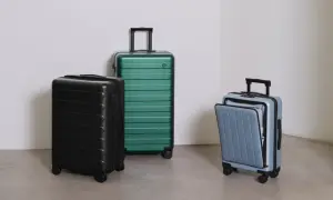 Trzy walizki: czarna, zielona i błękitna, pokazują, ile bagażu można wziąć do samolotu.