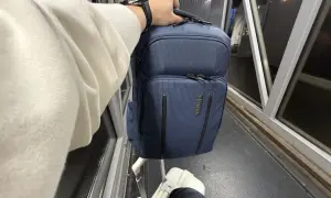 Podróż z plecakiem i walizką. Czy oprócz plecaka można mieć torebkę Ryanair?
