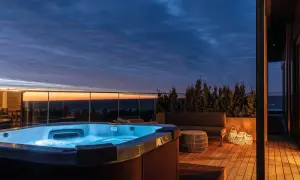Luksusowe apartamenty nad Bałtykiem z podgrzewanym jacuzzi na tarasie. Zachód słońca nad morzem tworzy magiczną atmosferę.
