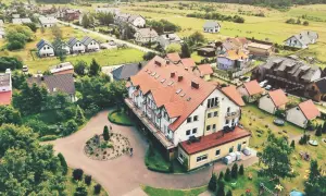 Widok z lotu ptaka na kompleks wypoczynkowy Sedna z hotelami, domkami i placem zabaw.