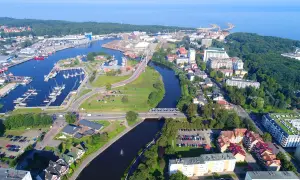 Widok na port jachtowy i rzekę w Kołobrzegu. Idealne miejsce, by zobaczyć, co zwiedzić w Kołobrzegu, od mariny po zabytkowe mosty.