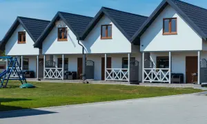 Karwia domki blisko morza, z placem zabaw i grillem. Idealne miejsce na wakacje.