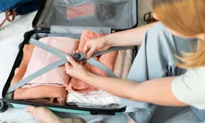 Jak złożyć kurtkę do walizki, aby uniknąć zagnieceń i zaoszczędzić miejsce