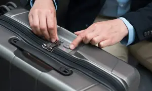 Jak zamknąć walizkę na szyfr i uniknąć frustracji z kodem