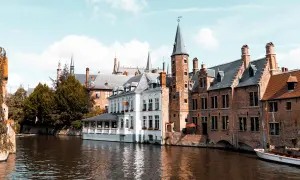 Malownicze kanały Brugii, gdzie historyczna architektura sugeruje, że Belgia ma dostęp do morza, choć to miasto jest w głębi lądu.