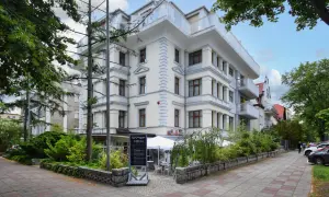 Elegancki budynek w Świnoujściu, przypominający architekturą Karkonosze, z tarasami i zielenią.