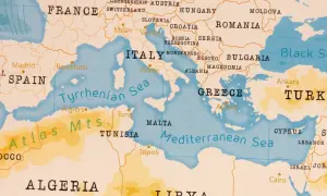 Mapa Europy i Afryki Północnej. Widać Włochy, Grecję, Turcję, Hiszpanię, Algierię, Libię. Morze Śródziemne, co to Adriatyk, Morze Tyrreńskie.