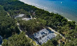 Nowoczesne sanatorium nad morzem prywatnie, otoczone sosnowym lasem, z widokiem na spokojne morze.