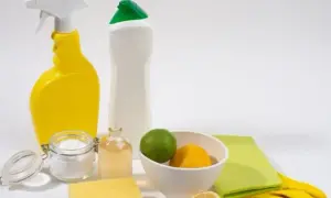 Jak usunąć zapach stęchlizny z walizki - skuteczne metody i porady