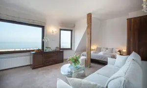 Przytulne columbus apartamenty ustka z widokiem na morze. Wygodna sofa, łóżko i stolik kawowy.