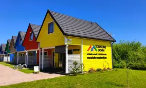 Kolorowe domki w Gąskach oferują noclegi z wyżywieniem. Idealne miejsce na wakacje.