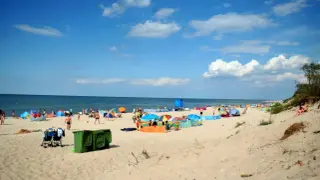 Plaża pełna ludzi, kolorowych parawanów i dmuchanych baseników. Idealne miejsce, by sprawdzić, gdzie najcieplejsza woda w Bałtyku.