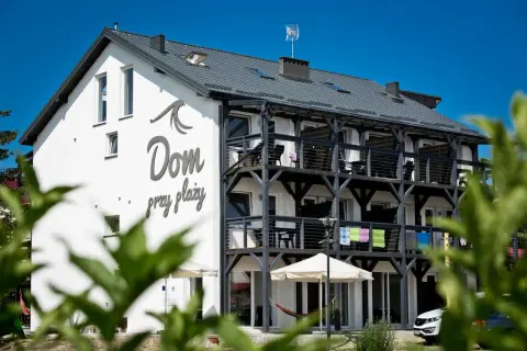 Nowoczesny dom przy plaży w Dąbkach z tarasami i widokiem na morze. Idealne miejsce na wakacje.