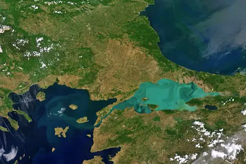 Widok satelitarny pokazuje, gdzie leży Morze Marmara, łączące Morze Egejskie z Morzem Czarnym.