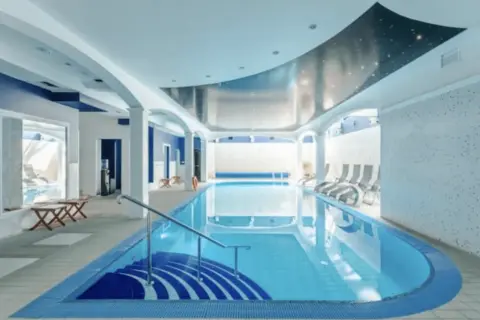 Wypoczynek w hotelach z basenem nad morzem tanio? Ten basen w hotelu zaprasza do relaksu.
