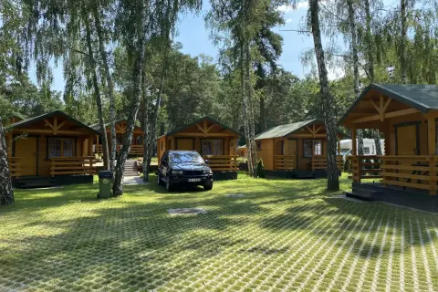 Urokliwe domki nad morzem w Gdańsku, otoczone zielenią i drzewami. Idealne miejsce na wakacyjny wypoczynek.