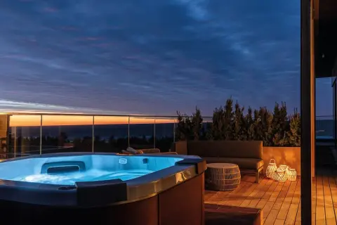 Luksusowe apartamenty nad Bałtykiem z podgrzewanym jacuzzi na tarasie. Zachód słońca nad morzem tworzy magiczną atmosferę.