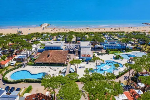 Wspaniałe kempingi nad morzem z basenami, placami zabaw i widokiem na plażę. Idealne miejsce na wakacje.
