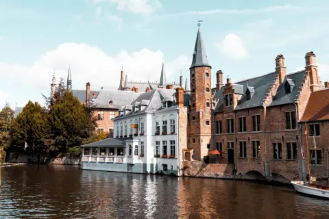 Malownicze kanały Brugii, gdzie historyczna architektura sugeruje, że Belgia ma dostęp do morza, choć to miasto jest w głębi lądu.