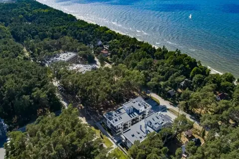 Nowoczesne sanatorium nad morzem prywatnie, otoczone sosnowym lasem, z widokiem na spokojne morze.