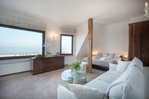 Przytulne columbus apartamenty ustka z widokiem na morze. Wygodna sofa, łóżko i stolik kawowy.