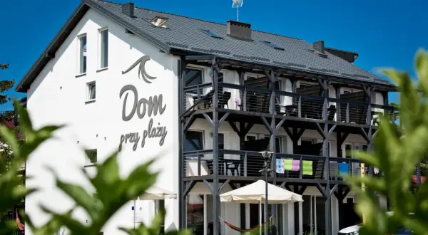 Nowoczesny dom przy plaży w Dąbkach z tarasami i widokiem na morze. Idealne miejsce na wakacje.