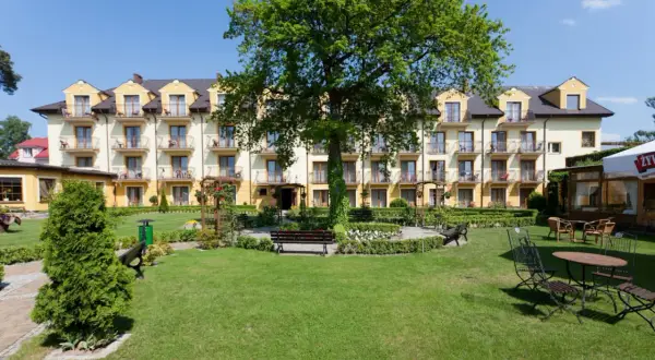 Piękny kompleks wypoczynkowo rehabilitacyjny Jantar Spa z zadbanym ogrodem i miejscami do relaksu.