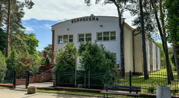 Dom wypoczynkowy Słoneczna w Ustroniach, otoczony zielenią i drzewami, zaprasza na relaks.