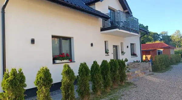 Nowoczesne domki letniskowe Mielno z balkonem i zadbanym ogrodem. Idealne miejsce na wypoczynek nad morzem.