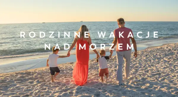 Rodzina spaceruje po plaży w Sarbinowie nad morzem. Słońce zachodzi, tworząc złote światło na piasku i wodzie.