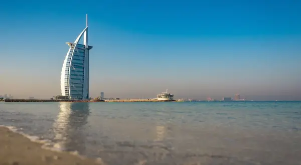 Widok na Zatokę Perską i hotel Burdż al-Arab. To dowód, że Dubaj ma dostęp do morza, oferując piękne plaże i wodne atrakcje.