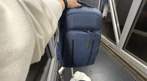 Podróż z plecakiem i walizką. Czy oprócz plecaka można mieć torebkę Ryanair?