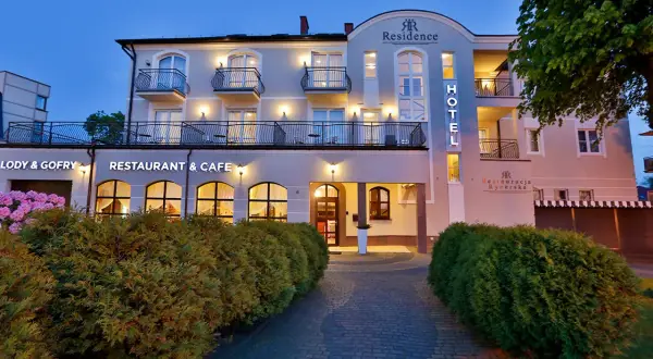Elegancki rewal hotel przy plaży Residence, z restauracją i kawiarnią, zaprasza na wypoczynek.