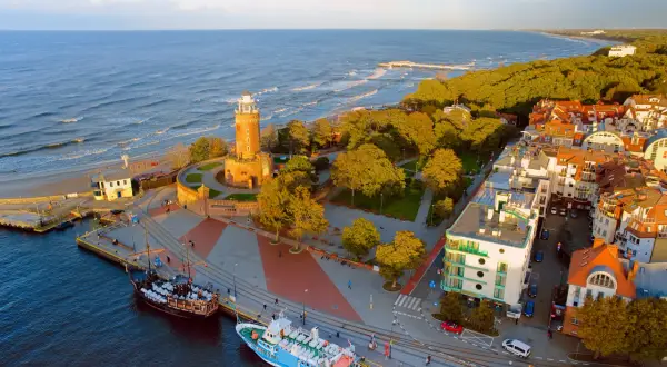 Piękny widok na Sopot z molo i plażą. Idealne miejsce na turnusy rehabilitacyjne Gdańsk Gdynia Sopot.