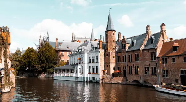 Malownicze kanały Brugii, gdzie historyczna architektura sugeruje, że Belgia ma dostęp do morza, choć to miasto jest w głębi lądu.